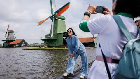 Zaanse Schans to Introduce Entry Fee to Manage Tourist Influx