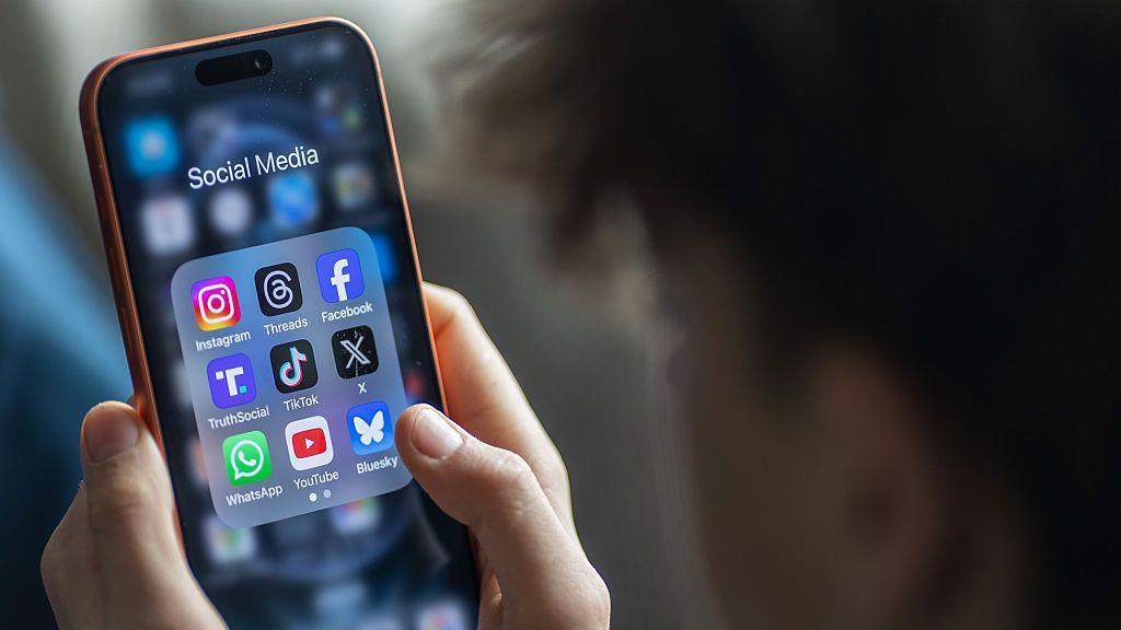 New Zealand Plans 16‑Year‑Old Social Media Ban, Facing Political Opposition
