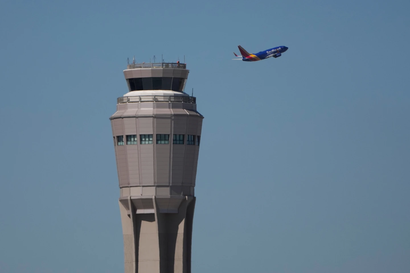 Federal Shutdown Amplifies Flight Delays Across U.S. Airports
