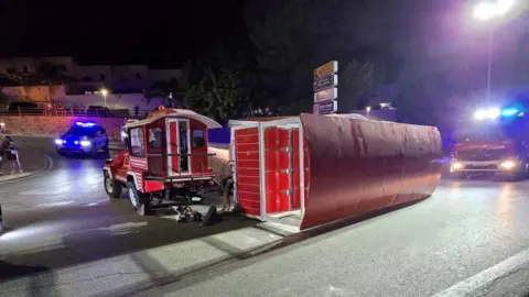 17 Injured as Tourist Train Upsides‑Down During Cártama Tapas Festival