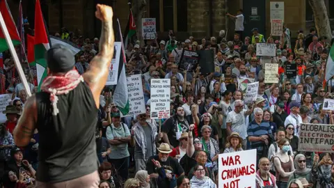 Police Justify Force Amid Tensions at Sydney Protest Against Israeli President's Visit