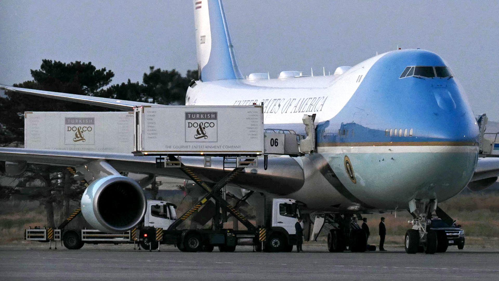 Trump secretly swaps aircraft after Iran threat