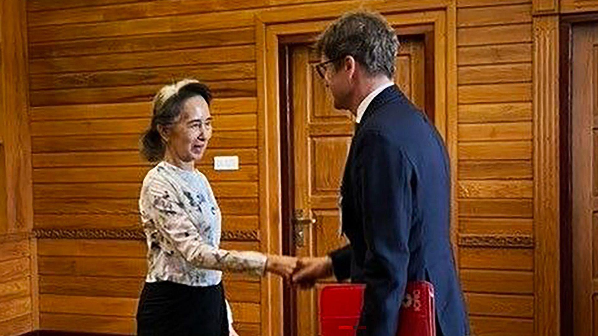 Aung San Suu Kyi Meets ICRC Delegation After 2.5 Years
