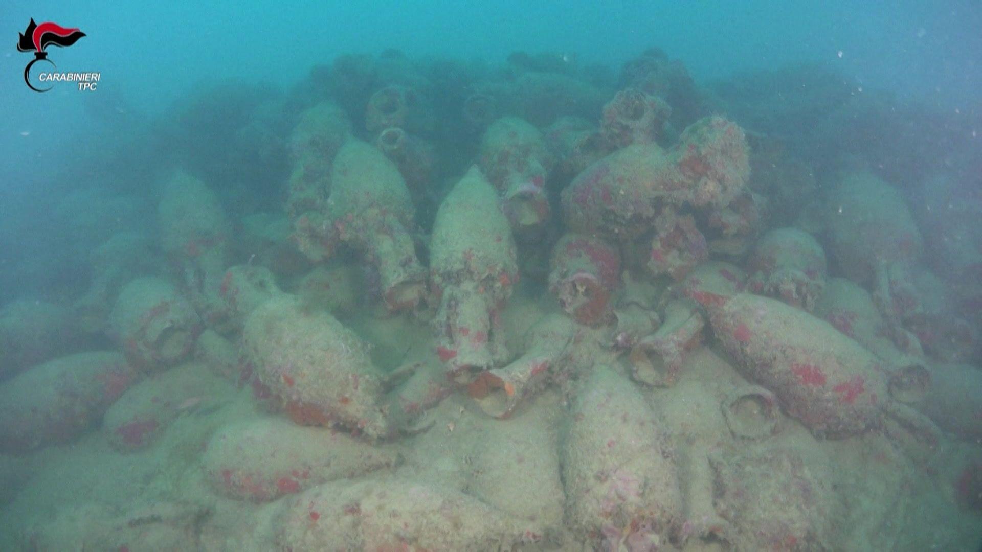 Ancient Roman Shipwreck Unveiled off Sicily’s Coast – 2,000‑Year‑Old Amphorae Flood the Seabed