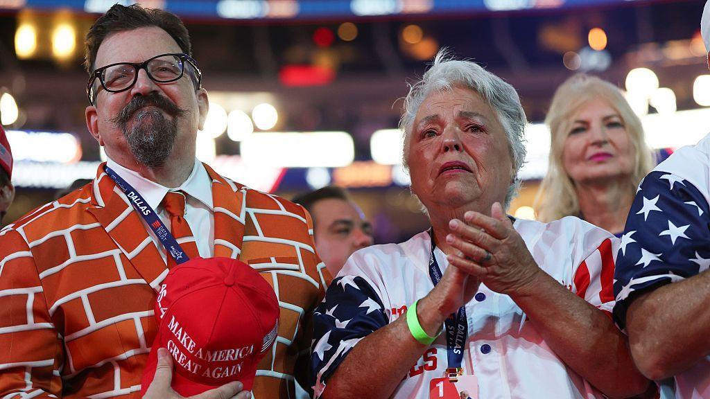 Trump’s Midterm Rally in Dallas: 5,000‑Dollar Payout, Party‑Faithful Crowd, and Fuel‑Price Gamble