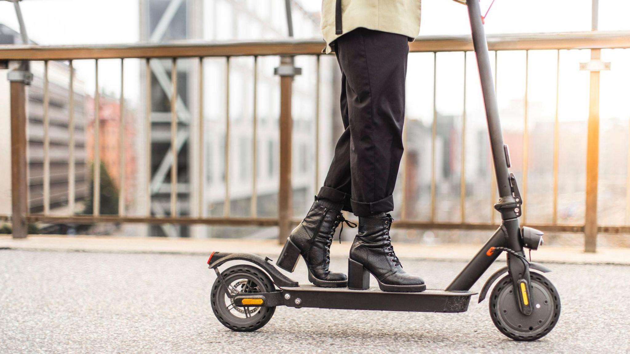Paris Enforces Helmet and Vest Rules for Private E‑Scooter Riders