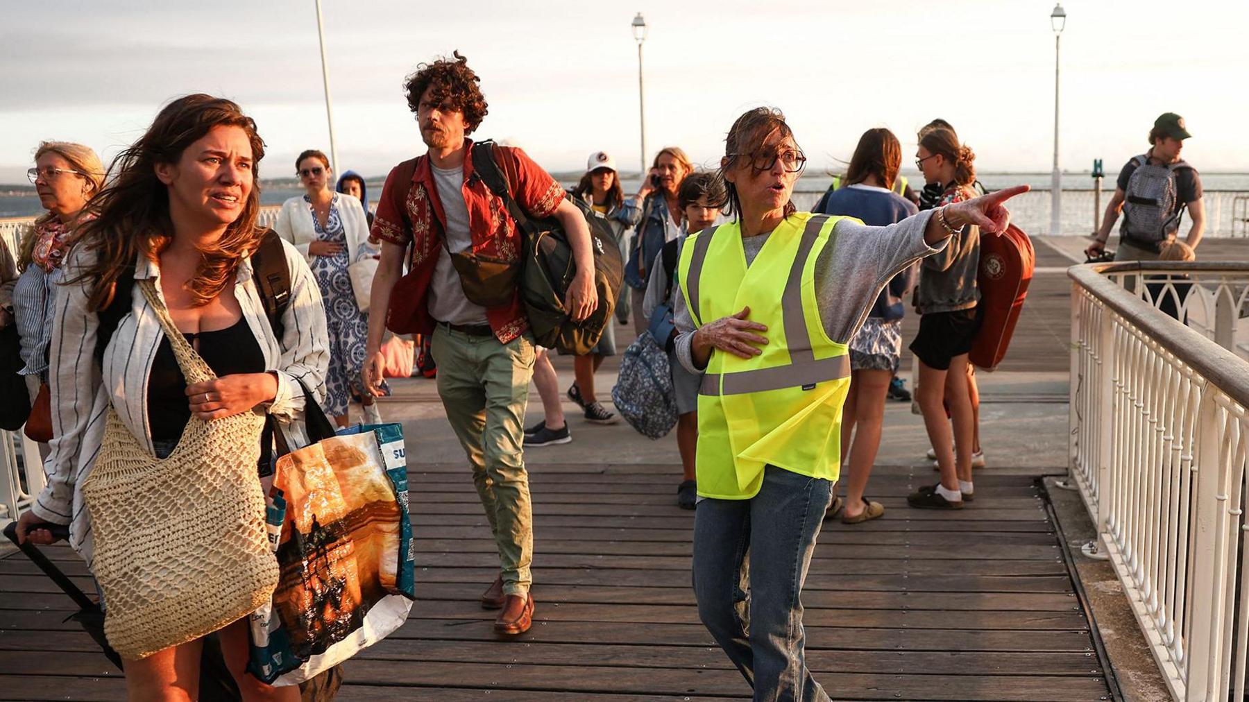 Volunteer guides holidaymakers during Cap Ferret evacuation
