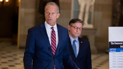 US Government Shutdown Enters Second Week Amid Legislative Deadlock