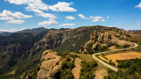 British Paragliding Fatality Highlights Risks of Mountain Thrills in Catalonia