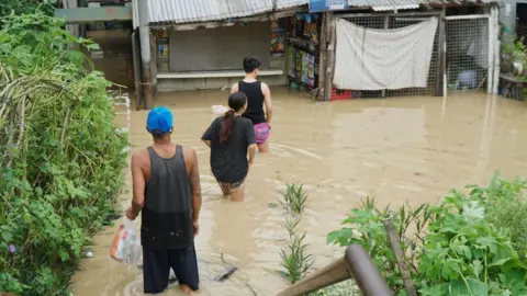 Deadly Aftermath: Super Typhoon Fung-wong Claims Six Lives in the Philippines