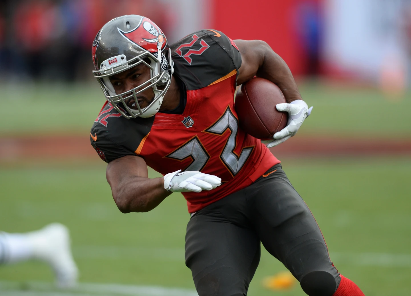 Tragic Passing of Former NFL Star Doug Martin Amid Ongoing Struggles