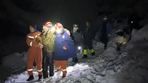 Rescue Operation Successfully Guides 580 Stranded Hikers to Safety on Everest