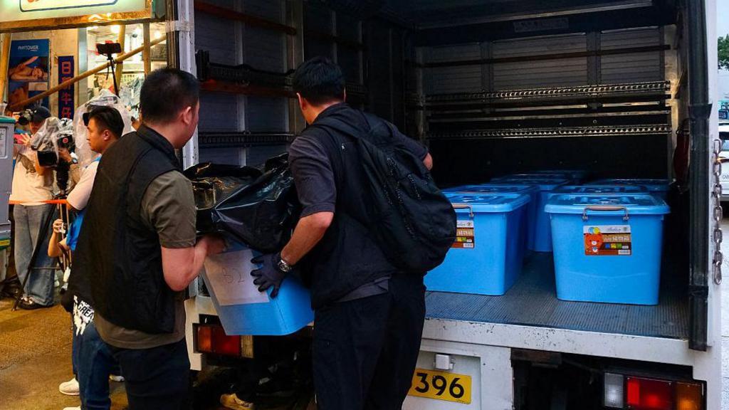 Five Arrested After Police Raid Two Hong Kong Bookshops