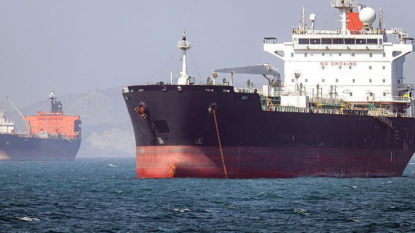 Oil Prices Hit Three-Week Low as US Talks to Reopen Strait of Hormuz