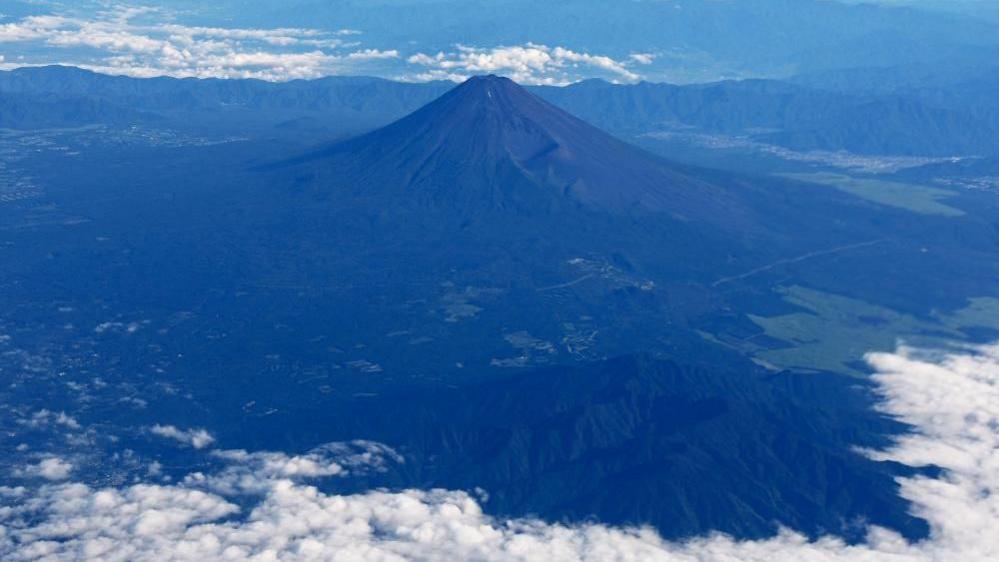 Father reprimanded after leaving 7‑year‑old alone on Mount Fuji