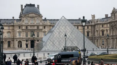 Louvre Museum Closes Gallery Amid Structural Concerns