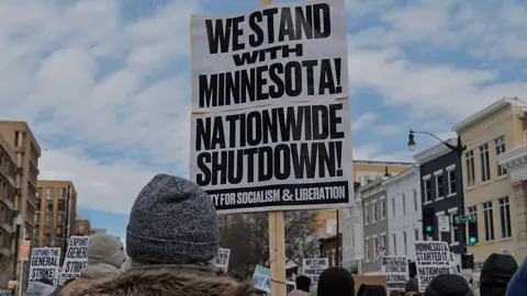 Intense Negotiations Ongoing to Prevent U.S. Government Shutdown Following Minneapolis Shooting