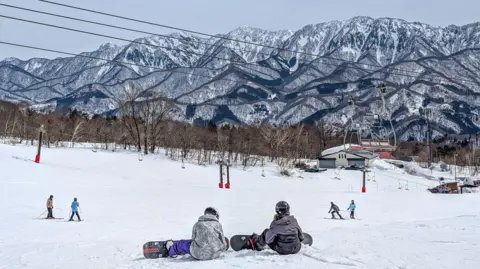 Tragic Ski Lift Accident Claims Life of Australian Woman in Japan