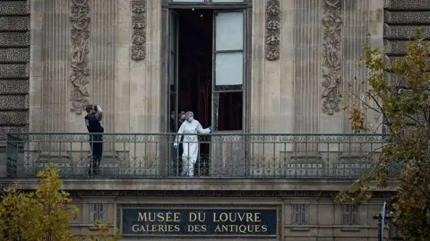 Louvre Heist: Attendant Recalls the Shocking Moment of the Robbery