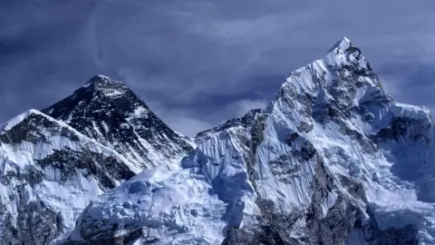 Rescue Operations Underway as Snowstorm Strands Nearly 1,000 on Mount Everest